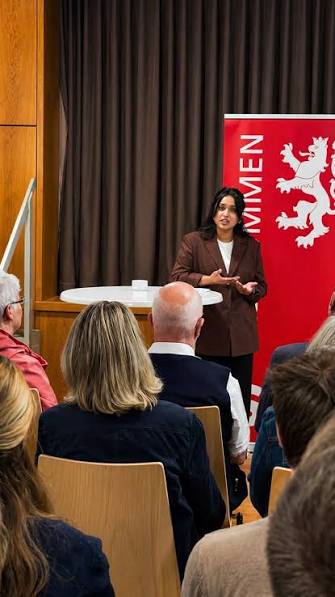 Roshani Thanapalasingham spricht bei einer Veranstaltung vor Publikum