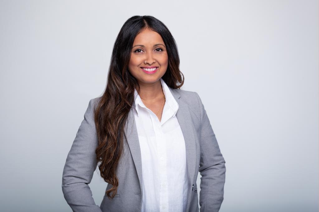 Roshani Thanapalasingham im Porträt, im grauen Blazer