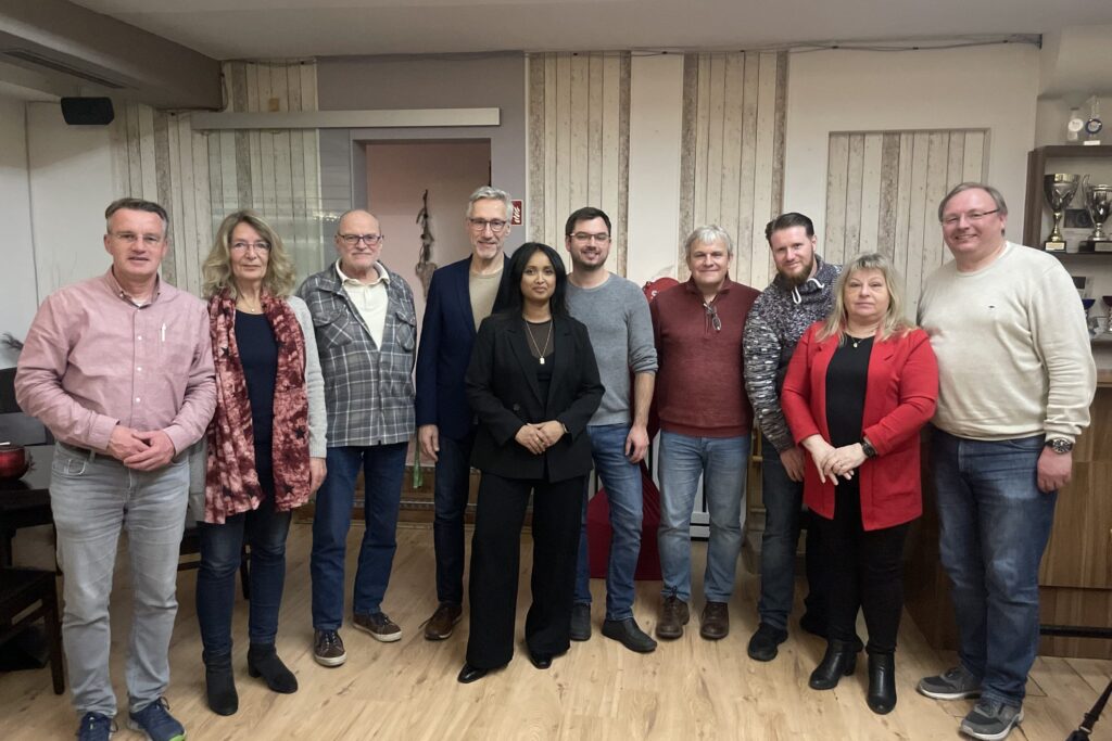 Gruppenfoto mit Roshani Thanapalasingham in einem Raum